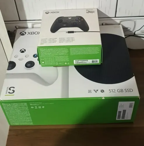 Xbox séries S c/ 2 controles.