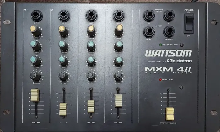 Mesa de som Wattsom modelo MXM 4 ll