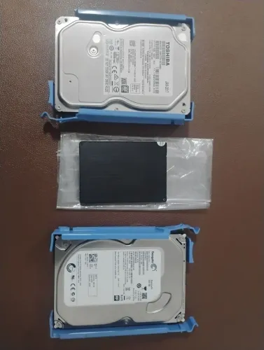 SSD de 256 e dois HD de 500 Gb seminovos e perfeitos.