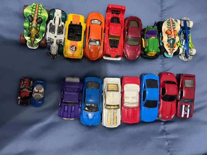 Carrinhos Hot Wheels e similares