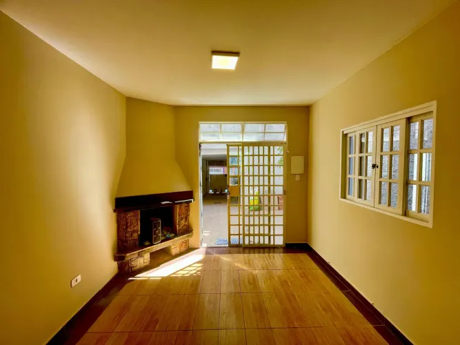 Casa com 3 Quarto(s) e 2 banheiro(s) para Alugar, 85 m² por R$ 2300 / Mês