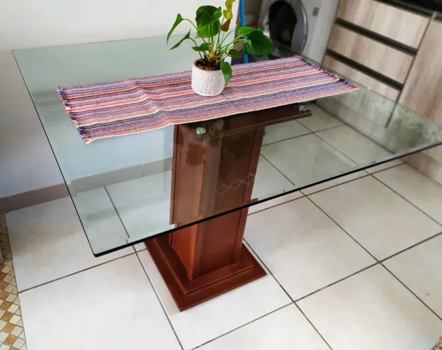 Mesa de vidro sem cadeira