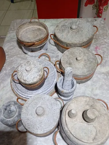 Conjunto de panelas e utensílios de pedra-sabão.