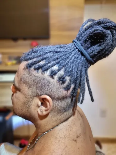 Manutenção e confecção de dreads naturais e sintéticos em Salvador.