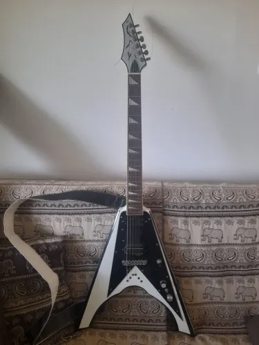 Baixei! Aproveite! Guitarra Fyng V Única!!!