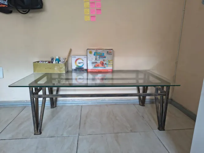 MESA DE CENTRO COM TAMPA DE VIDRO