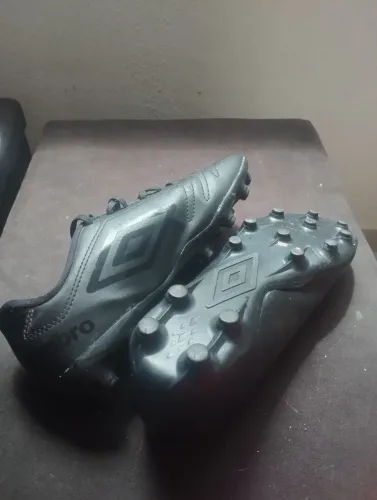 Chuteira preta umbro