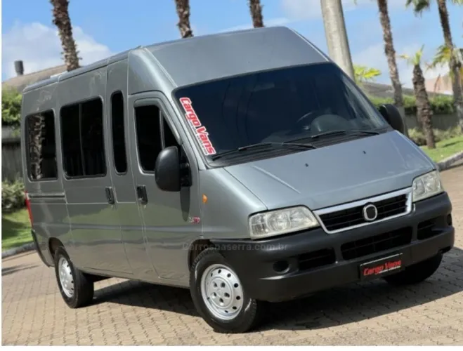 Van para viagens e fretamento 