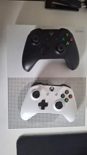 XBOX ONE S 1TB C/ 2 CONTROLES