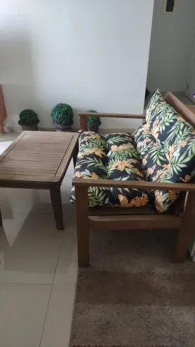 Banco com mesinha