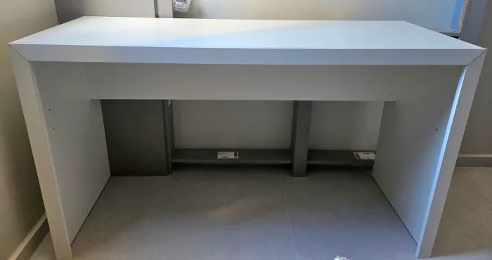 Escrivaninha branca em MDF