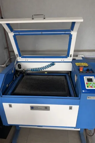 Máquina de corte e gravação a laser