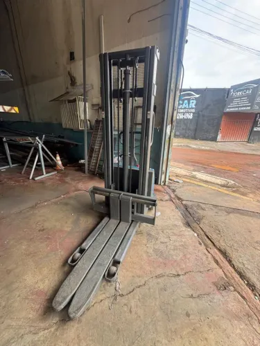 Empilhadeira semi-eletrica