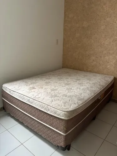 Cama Casal Queen em bom estado de conservação.