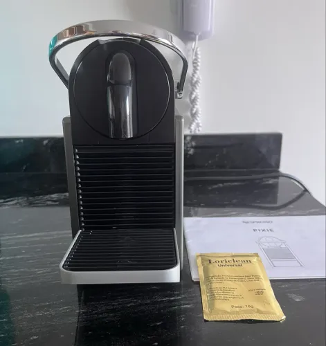 Cafeteira Espresso Nespresso Pixie Redesign Titânio 110V