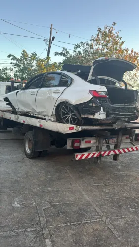 BMW 320i sucata