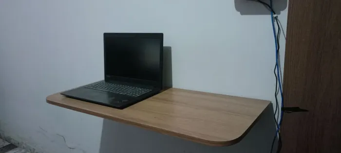 Vendo mesa dobrável de parede, ideal para não ocupar espaço!
