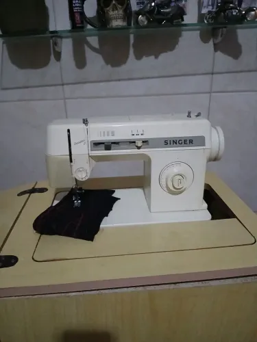 Maquina de costura singer,em ótima condições. Semi.nova