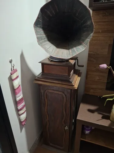 Gramofone antigo com móvel e lote de discos 78 RPM (Reliquia/Decoração)