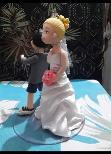 Vendo esse lindo casal de noivos de biscuit em ótimo estado, está lindo ...