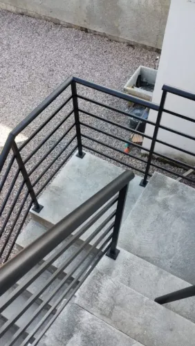 Corrimão pra escada e Guarda corpo de proteção pra sacadas Parapeito Grades de Alumínio