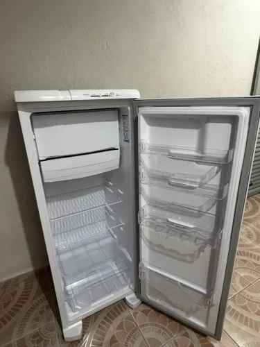 Vende- se Geladeira Electrolux nova