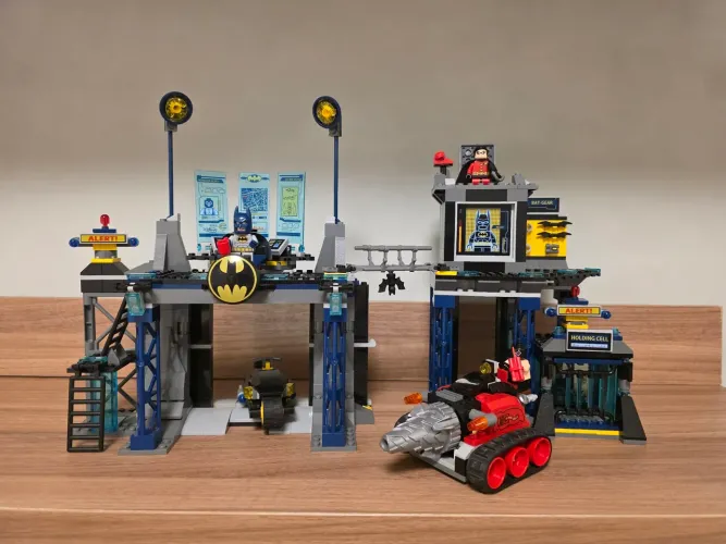 LEGO Batman Batcave 6860 original retired. Excelente estado, coleção DC clássica.