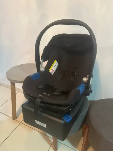 BEBÊ CONFORTO SEMINOVO COM BASE PARA CARRO