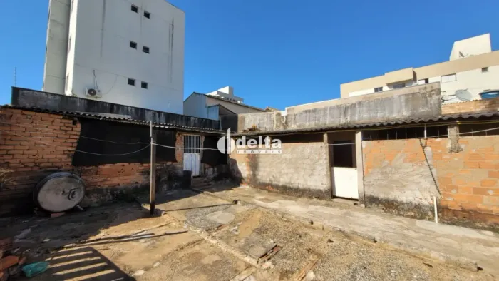 Terreno disponível para venda no bairro Santa Mônica em Uberlândia-MG