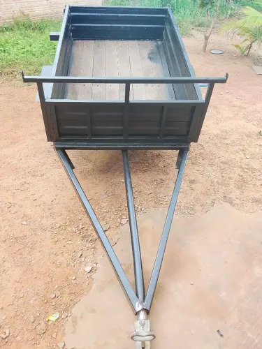 Vendo carretinha 2.510 .não tem as lanternas não tem placas e não tem marcação do chassi 