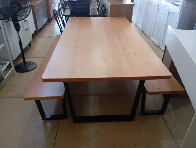 Mesa de madeira com bancos