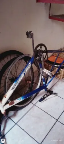 Vendo essa bicicleta para consertar ou retirar peças 40 reais *.