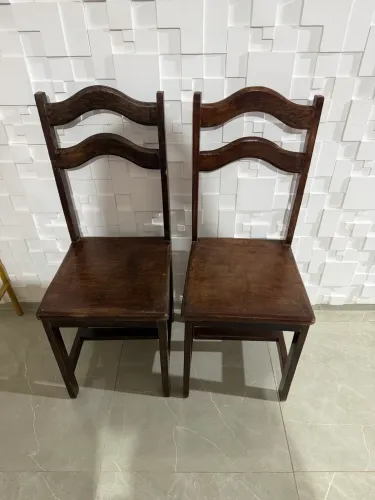 Duas cadeiras de madeira excelente!