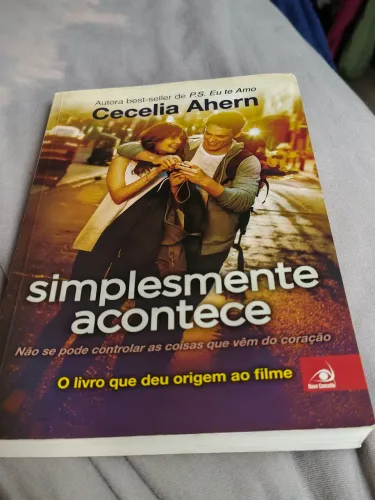 Livro simplesmente acontece 