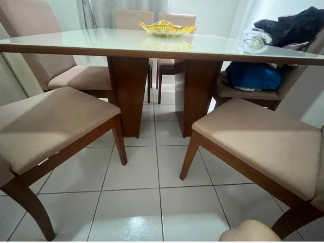 Mesa com seis cadeiras em madeira