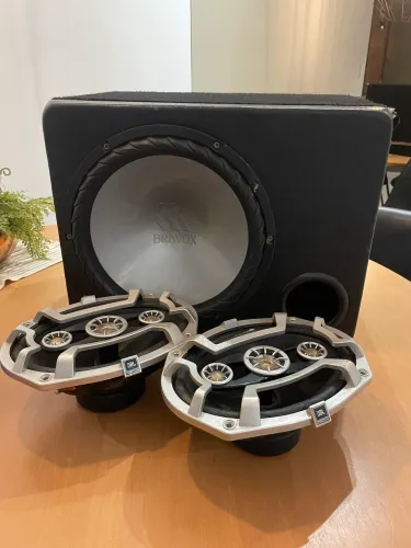 Venda de som automotivo. 1 sub woofer bravo de 15" e 2 alto-falantes 6x9 JBL