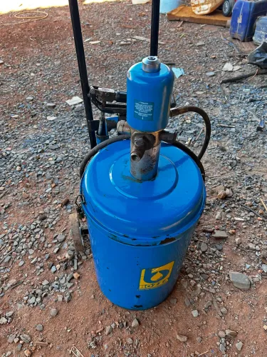 Vende-se bomba de graxa pneumática usada poucas vezes