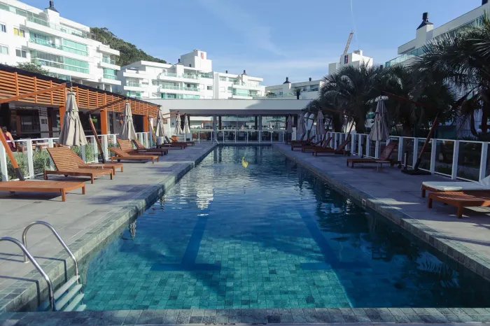 Lindo apartamento em condomínio clube em Jurerê! REF: 597