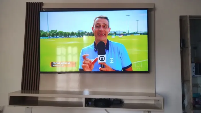 Painel de TV freijó ripado com off white seminovo