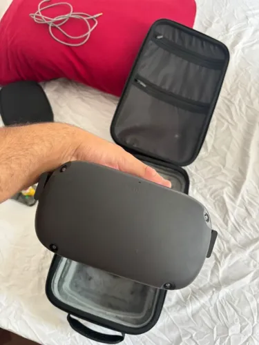 Óculos de Realidade Virtual Meta Quest 2 Completo + Controles e Estojo