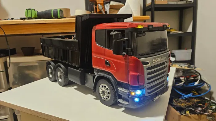 Miniatura scania v8 6x4 cacamba 1/16 artesanal controle remoto