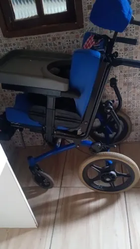 vendo essa cadeira tetraplégico motivo pequena r$ 800