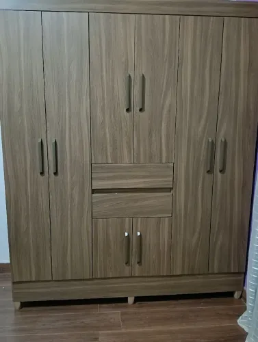 Guarda roupa 8 portas, vária divisórias e 2 gavetas