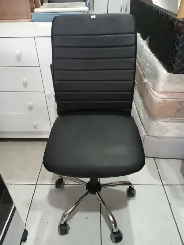Cadeira hidráulica e giratória reformada