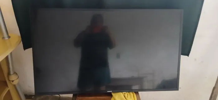 Vendo TV Samsung 43 com barra de led queimada. Sem controle remoto.