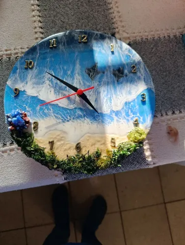 Relógio de parede. Em resina epóxi.