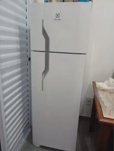 Geladeira Electrolux 2 portas, 260lt defrost. Voltagem 110v.