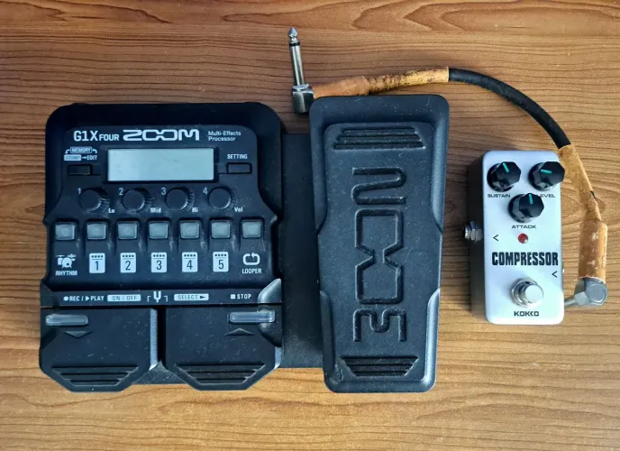Pedaleira Zoom G1X Four + Pedal compressor Kokko