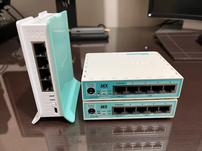 Roteadores MikroTik (hEX e hAP ax lite)