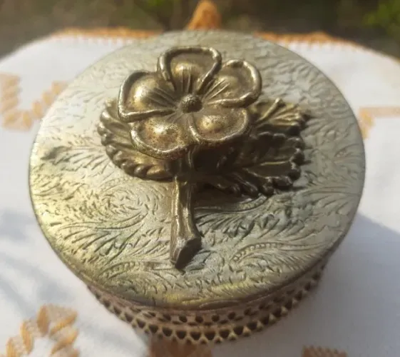 Porta-jóias antigo em metal fenestrado 11cm x 12cm